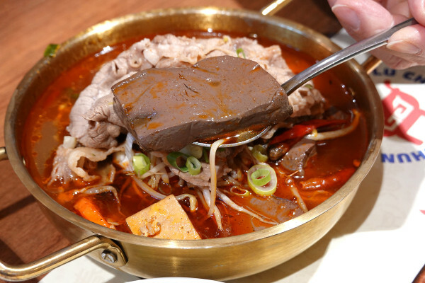 士林天母美食-大葉高島屋滷春秋，吃天母美食滷味煮、熱拌麵、楊桃汁，看中央水族廣場海洋生物，大葉高島屋APP好用又便利