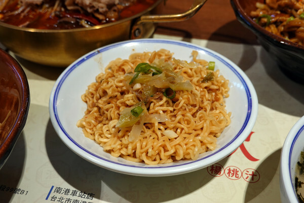 士林天母美食-大葉高島屋滷春秋，吃天母美食滷味煮、熱拌麵、楊桃汁，看中央水族廣場海洋生物，大葉高島屋APP好用又便利