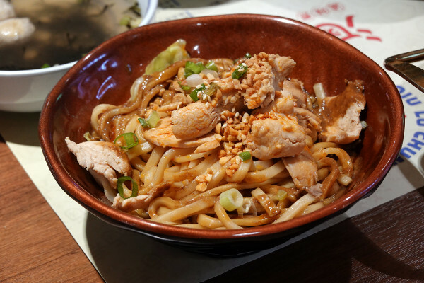 士林天母美食-大葉高島屋滷春秋，吃天母美食滷味煮、熱拌麵、楊桃汁，看中央水族廣場海洋生物，大葉高島屋APP好用又便利