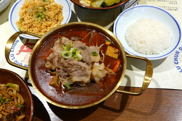 士林天母美食-大葉高島屋滷春秋，吃天母美食滷味煮、熱拌麵、楊桃汁，看中央水族廣場海洋生物，大葉高島屋APP好用又便利
