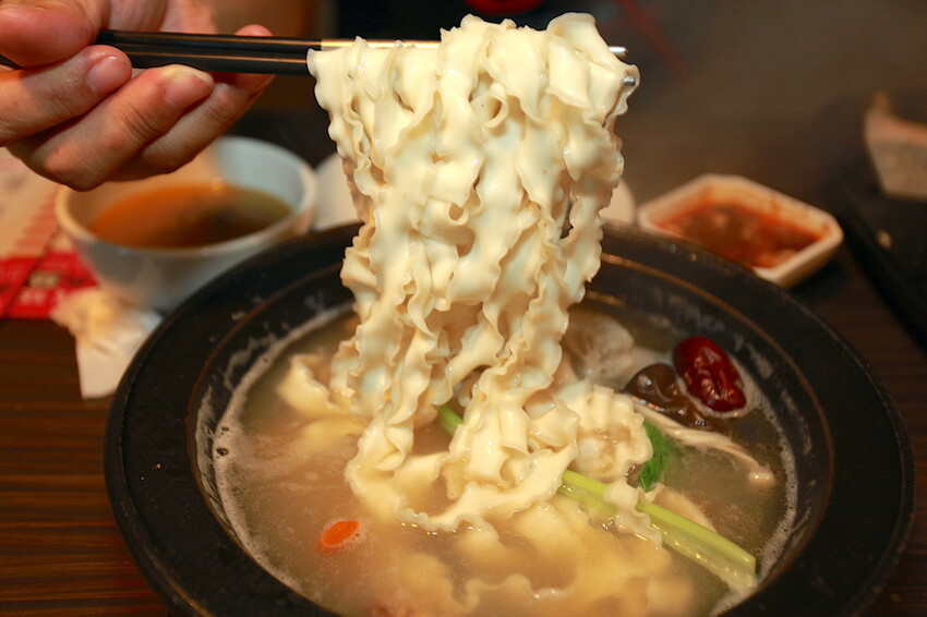 吃。台南市美食|仁德區。「狂一鍋-台南仁德店」幾乎零負評的台式火鍋，台北爆紅名店狂一鍋台南市插旗 「狂