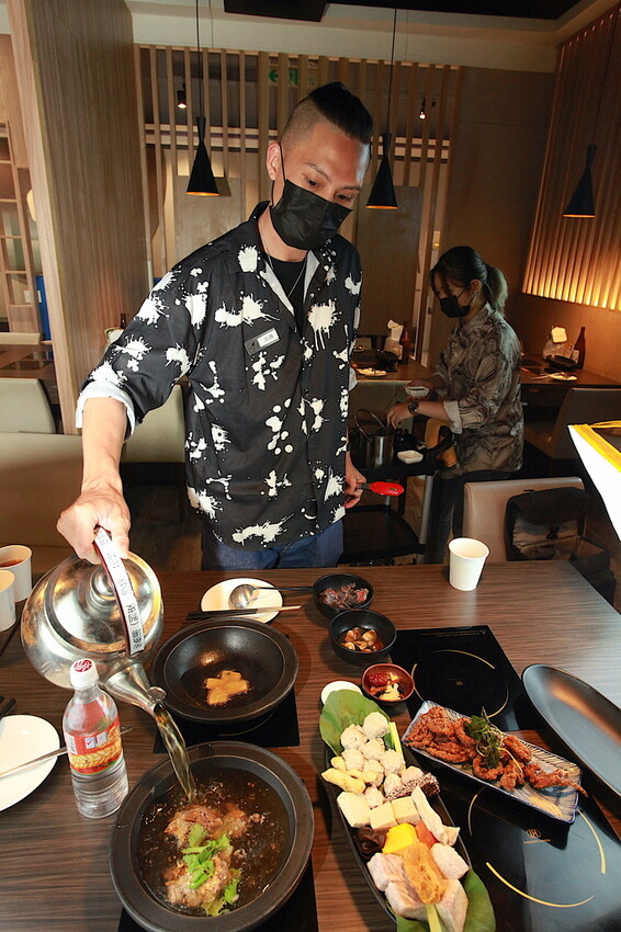 吃。台南市美食|仁德區。「狂一鍋-台南仁德店」幾乎零負評的台式火鍋，台北爆紅名店狂一鍋台南市插旗 「狂