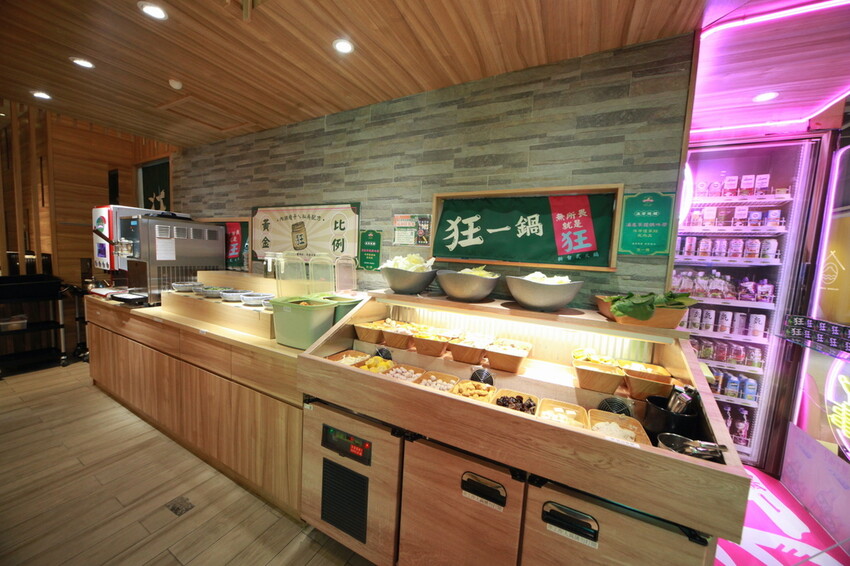 吃。台南市美食|仁德區。「狂一鍋-台南仁德店」幾乎零負評的台式火鍋，台北爆紅名店狂一鍋台南市插旗 「狂