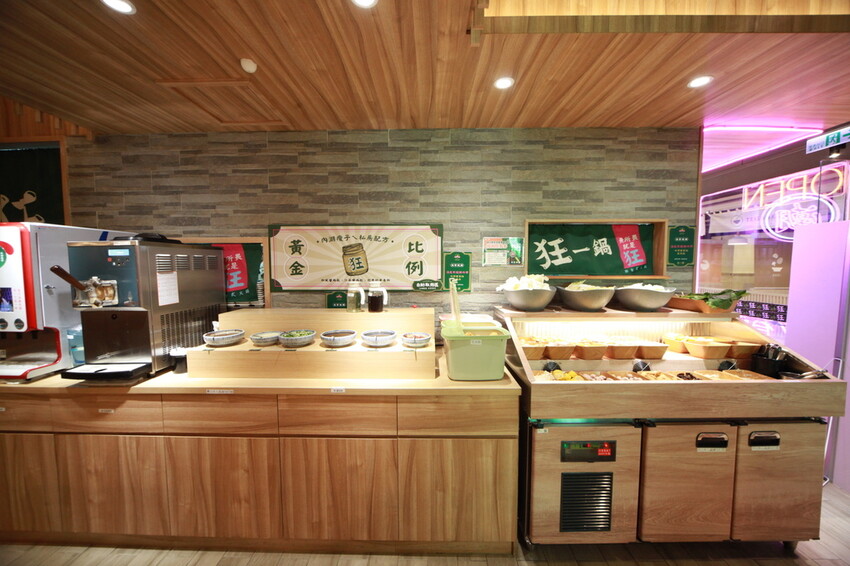 吃。台南市美食|仁德區。「狂一鍋-台南仁德店」幾乎零負評的台式火鍋，台北爆紅名店狂一鍋台南市插旗 「狂