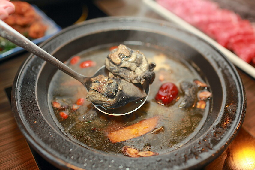 吃。台南市美食|仁德區。「狂一鍋-台南仁德店」幾乎零負評的台式火鍋，台北爆紅名店狂一鍋台南市插旗 「狂