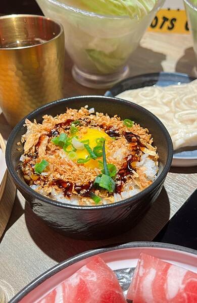 「台北松山」肉吞俱樂部｜火鍋專賣，新潮復古裝潢超好拍 台北火鍋推薦 份量足湯底優 肉質鮮美 被火鍋店耽誤