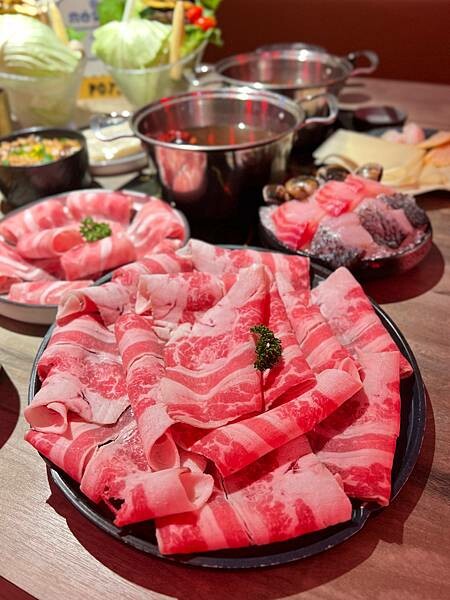 「台北松山」肉吞俱樂部｜火鍋專賣，新潮復古裝潢超好拍 台北火鍋推薦 份量足湯底優 肉質鮮美 被火鍋店耽誤
