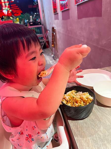 「台北松山」肉吞俱樂部｜火鍋專賣，新潮復古裝潢超好拍 台北火鍋推薦 份量足湯底優 肉質鮮美 被火鍋店耽誤