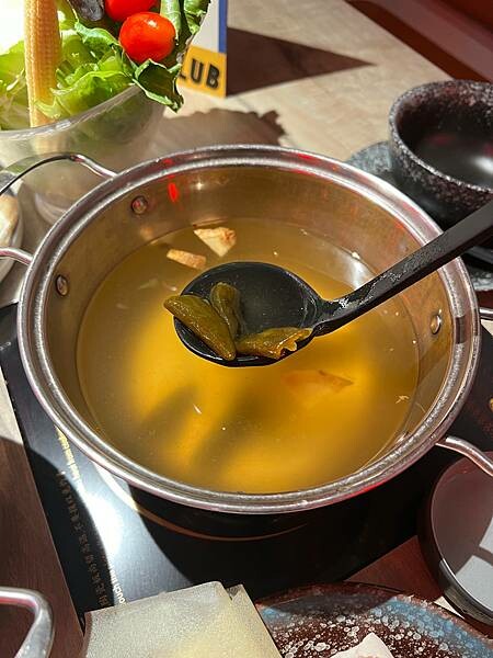 「台北松山」肉吞俱樂部｜火鍋專賣，新潮復古裝潢超好拍 台北火鍋推薦 份量足湯底優 肉質鮮美 被火鍋店耽誤