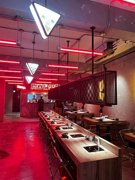 「台北松山」肉吞俱樂部｜火鍋專賣，新潮復古裝潢超好拍 台北火鍋推薦 份量足湯底優 肉質鮮美 被火鍋店耽誤