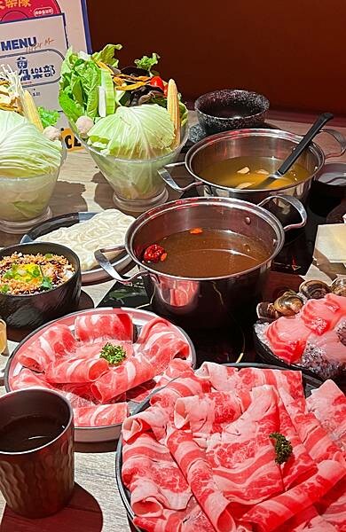 「台北松山」肉吞俱樂部｜火鍋專賣，新潮復古裝潢超好拍 台北火鍋推薦 份量足湯底優 肉質鮮美 被火鍋店耽誤