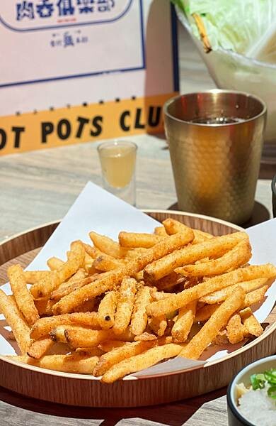 「台北松山」肉吞俱樂部｜火鍋專賣，新潮復古裝潢超好拍 台北火鍋推薦 份量足湯底優 肉質鮮美 被火鍋店耽誤