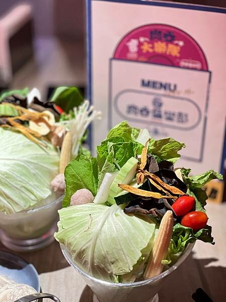 「台北松山」肉吞俱樂部｜火鍋專賣，新潮復古裝潢超好拍 台北火鍋推薦 份量足湯底優 肉質鮮美 被火鍋店耽誤