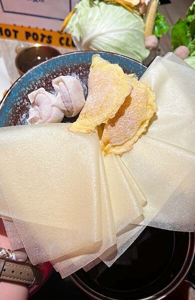 「台北松山」肉吞俱樂部｜火鍋專賣，新潮復古裝潢超好拍 台北火鍋推薦 份量足湯底優 肉質鮮美 被火鍋店耽誤