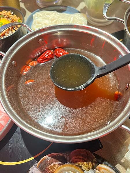 「台北松山」肉吞俱樂部｜火鍋專賣，新潮復古裝潢超好拍 台北火鍋推薦 份量足湯底優 肉質鮮美 被火鍋店耽誤