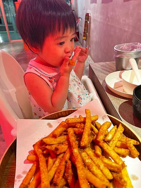 「台北松山」肉吞俱樂部｜火鍋專賣，新潮復古裝潢超好拍 台北火鍋推薦 份量足湯底優 肉質鮮美 被火鍋店耽誤