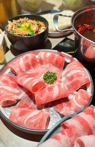 「台北松山」肉吞俱樂部｜火鍋專賣，新潮復古裝潢超好拍 台北火鍋推薦 份量足湯底優 肉質鮮美 被火鍋店耽誤