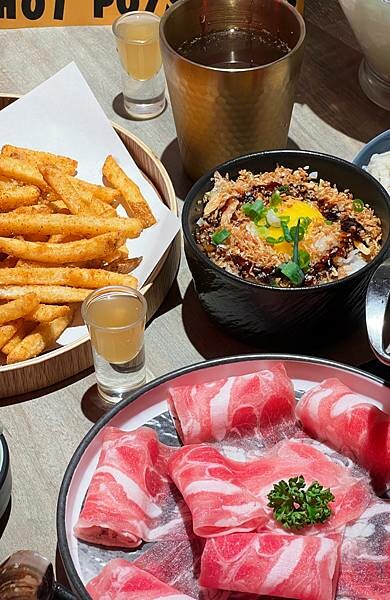 「台北松山」肉吞俱樂部｜火鍋專賣，新潮復古裝潢超好拍 台北火鍋推薦 份量足湯底優 肉質鮮美 被火鍋店耽誤