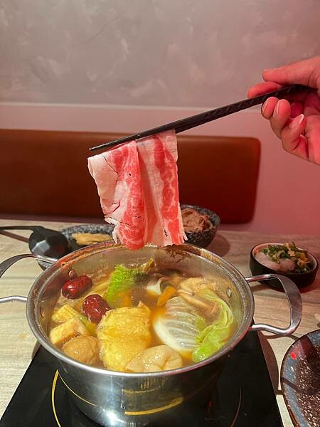 「台北松山」肉吞俱樂部｜火鍋專賣，新潮復古裝潢超好拍 台北火鍋推薦 份量足湯底優 肉質鮮美 被火鍋店耽誤