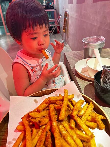 「台北松山」肉吞俱樂部｜火鍋專賣，新潮復古裝潢超好拍 台北火鍋推薦 份量足湯底優 肉質鮮美 被火鍋店耽誤