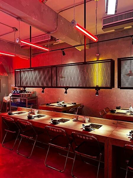 「台北松山」肉吞俱樂部｜火鍋專賣，新潮復古裝潢超好拍 台北火鍋推薦 份量足湯底優 肉質鮮美 被火鍋店耽誤