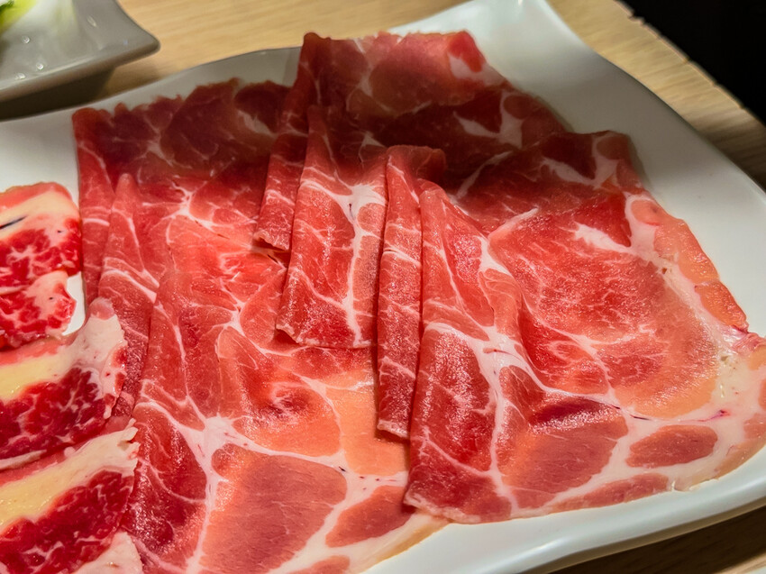 高雄市三民區高雄火鍋推薦 – 小資族必吃！石二鍋與肉多多懶人包