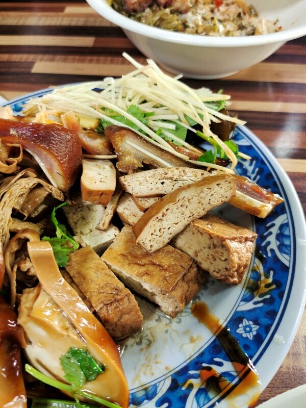 【淡水美食】義山路黑店排骨飯(黑二店排骨飯)．隱藏版在地美味!