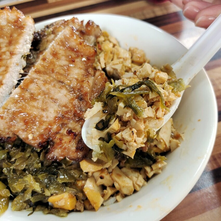 【淡水美食】義山路黑店排骨飯(黑二店排骨飯)．隱藏版在地美味!