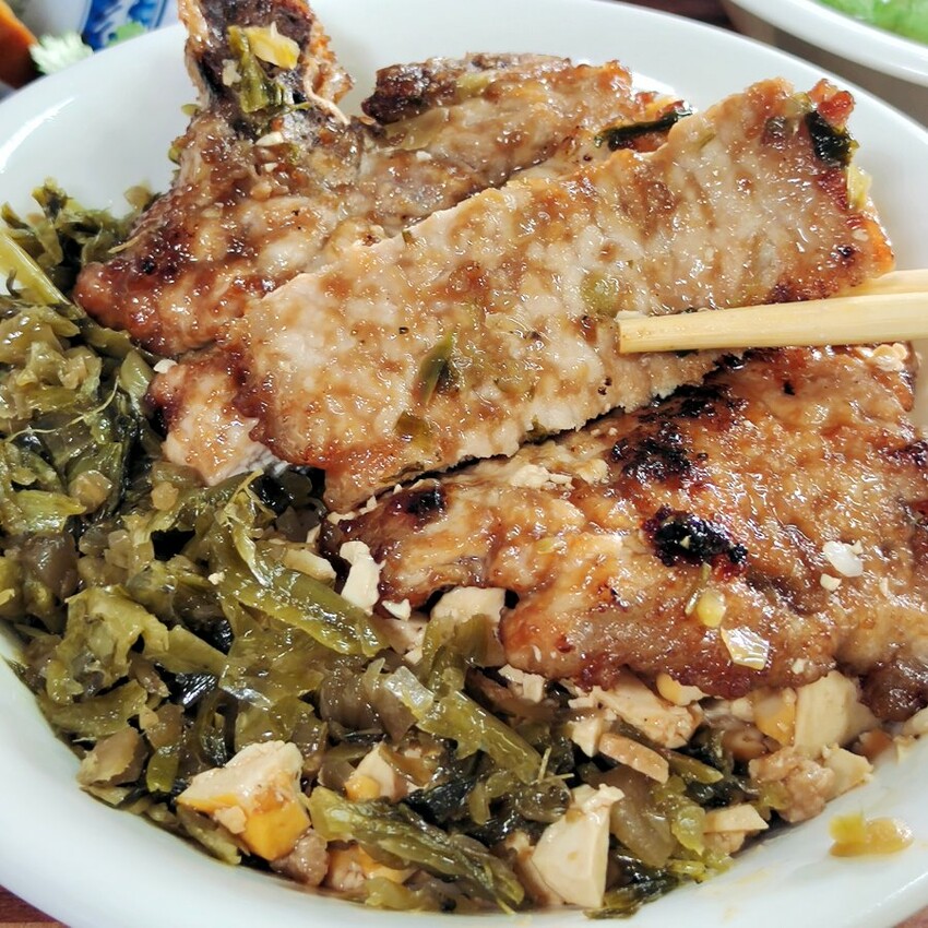 【淡水美食】義山路黑店排骨飯(黑二店排骨飯)．隱藏版在地美味!