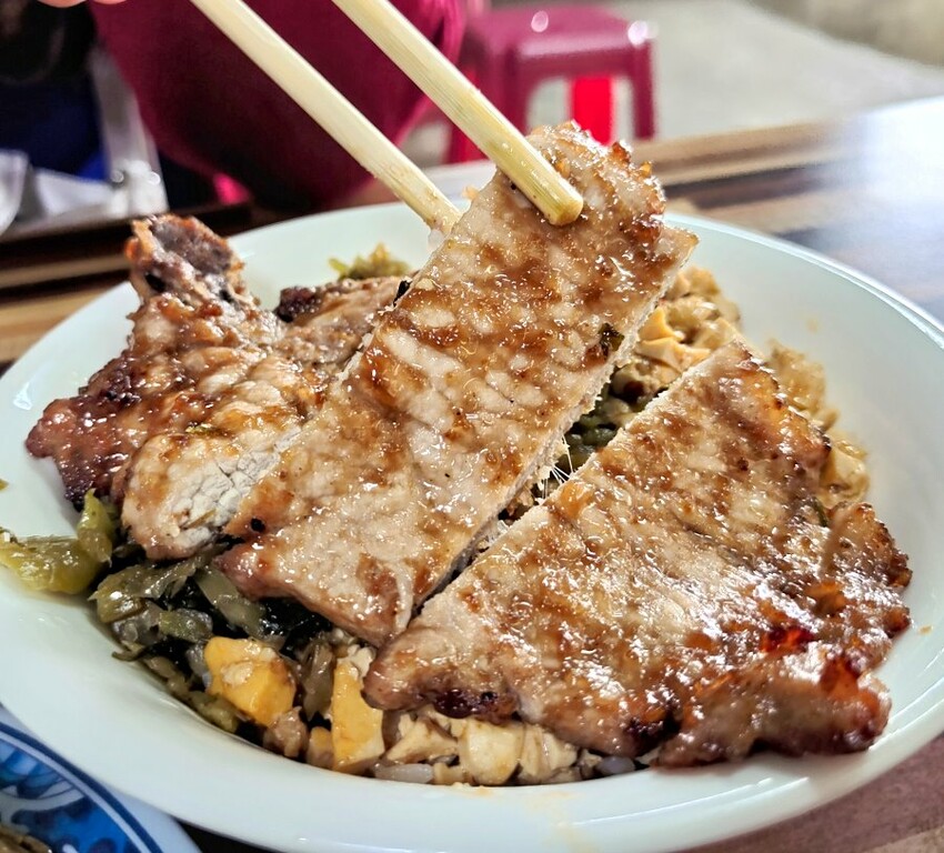 【淡水美食】義山路黑店排骨飯(黑二店排骨飯)．隱藏版在地美味!