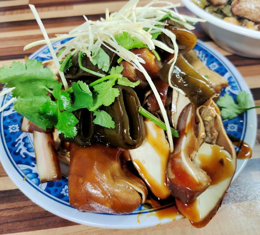 【淡水美食】義山路黑店排骨飯(黑二店排骨飯)．隱藏版在地美味!