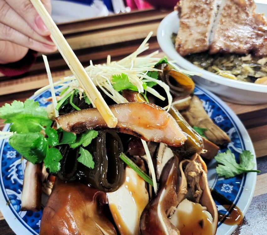 【淡水美食】義山路黑店排骨飯(黑二店排骨飯)．隱藏版在地美味!