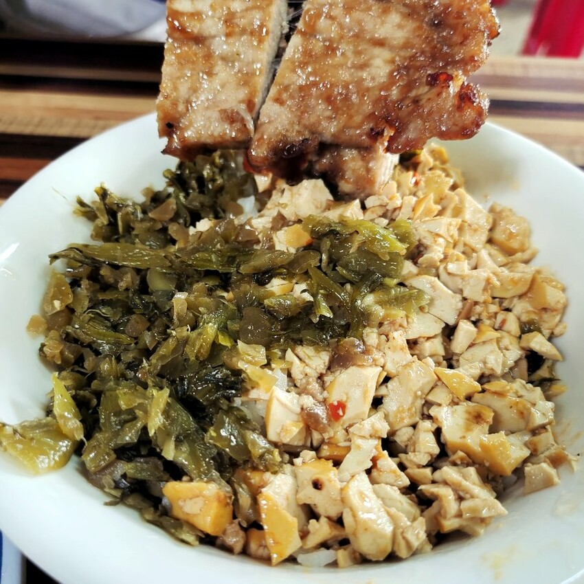 【淡水美食】義山路黑店排骨飯(黑二店排骨飯)．隱藏版在地美味!