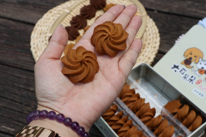 為了紀念愛犬而創立的品牌，『酥、鬆、脆』三種口感好滋味， 送禮最佳選擇~