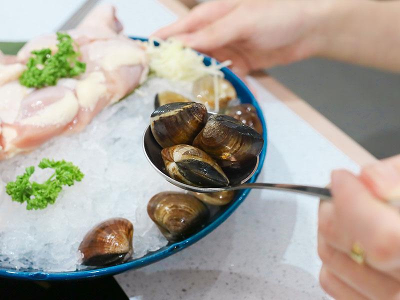 新竹湖口柒境鍋物！高CP值海陸火鍋饗宴加1元就送梅花豬、大白蝦二選一！高CP值火鍋推薦