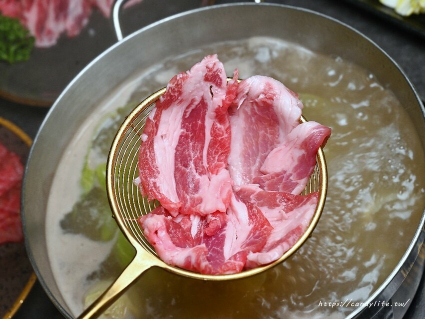 一潤鮮切鍋物｜台中人氣燒肉店新品牌開在這，台中高檔火鍋，主打現切頂級冷藏肉，還有免費和牛擔擔麵爽爽吃～