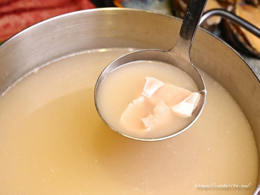 一潤鮮切鍋物｜台中人氣燒肉店新品牌開在這，台中高檔火鍋，主打現切頂級冷藏肉，還有免費和牛擔擔麵爽爽吃～