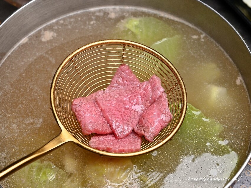 一潤鮮切鍋物｜台中人氣燒肉店新品牌開在這，台中高檔火鍋，主打現切頂級冷藏肉，還有免費和牛擔擔麵爽爽吃～