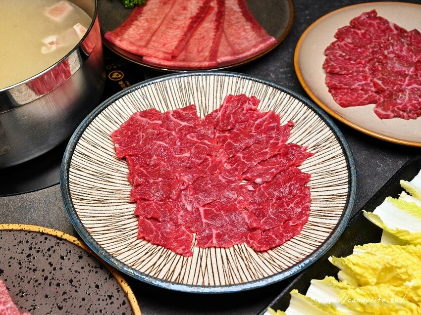 一潤鮮切鍋物｜台中人氣燒肉店新品牌開在這，台中高檔火鍋，主打現切頂級冷藏肉，還有免費和牛擔擔麵爽爽吃～