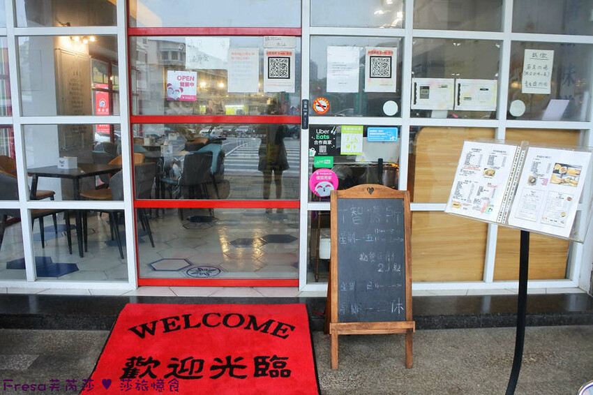 高雄港式美食「智勝所香港餐廳」假日全日營業!炸雞腿拌麵配花生西多士。