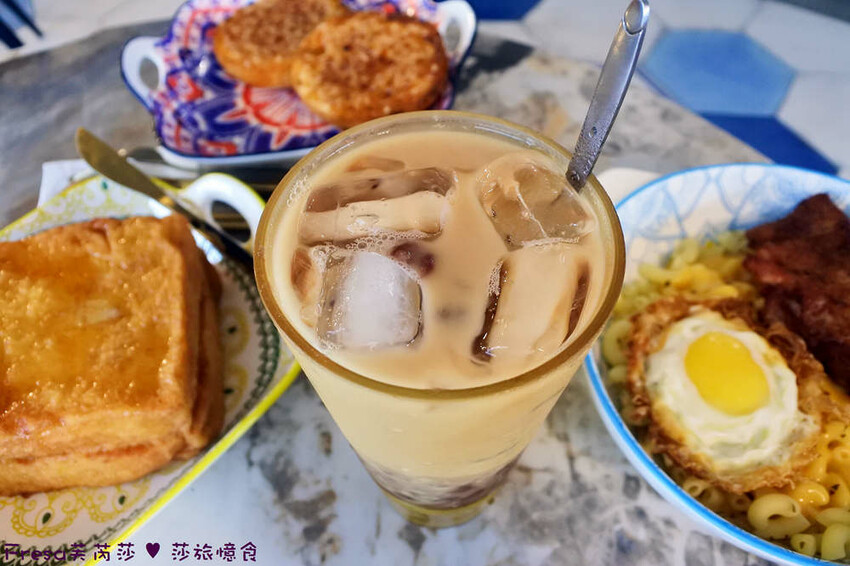 高雄港式美食「智勝所香港餐廳」假日全日營業!炸雞腿拌麵配花生西多士。