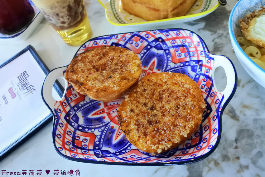 高雄港式美食「智勝所香港餐廳」假日全日營業!炸雞腿拌麵配花生西多士。