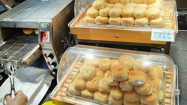 我家牛排 中和店｜假日要等候至少２小時以上才能吃到，最狂的自助吧牛排店