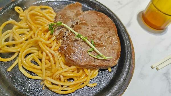 我家牛排 中和店｜假日要等候至少２小時以上才能吃到，最狂的自助吧牛排店