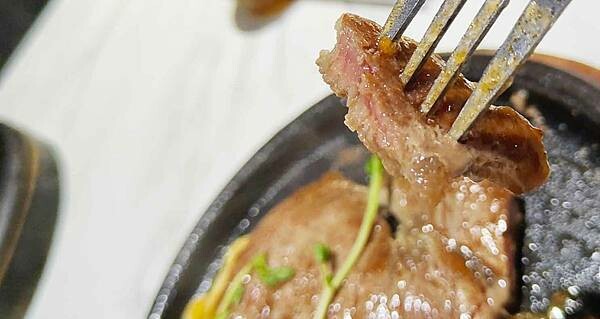 我家牛排 中和店｜假日要等候至少２小時以上才能吃到，最狂的自助吧牛排店