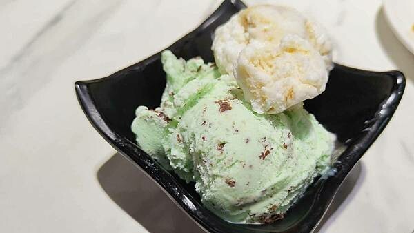 我家牛排 中和店｜假日要等候至少２小時以上才能吃到，最狂的自助吧牛排店