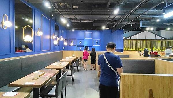 我家牛排 中和店｜假日要等候至少２小時以上才能吃到，最狂的自助吧牛排店