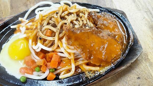 我家牛排 中和店｜假日要等候至少２小時以上才能吃到，最狂的自助吧牛排店