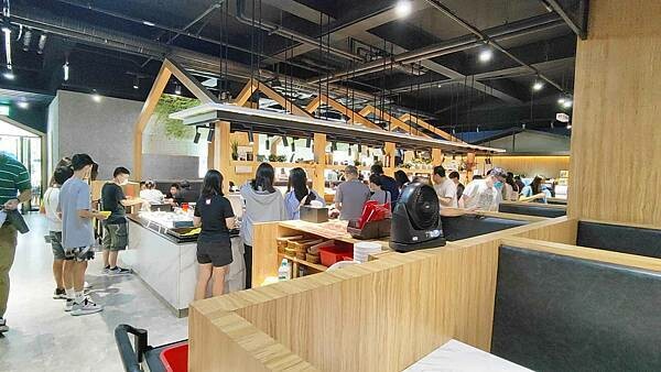 我家牛排 中和店｜假日要等候至少２小時以上才能吃到，最狂的自助吧牛排店