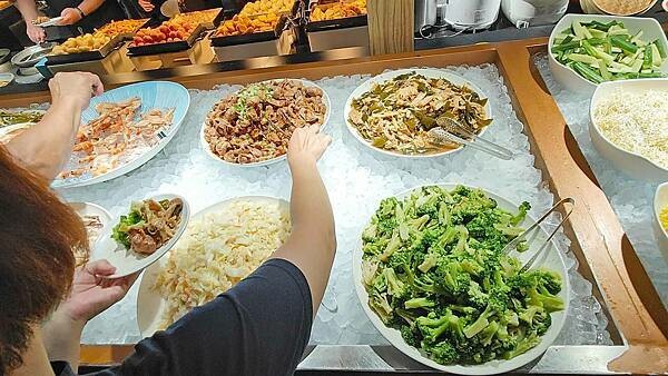 我家牛排 中和店｜假日要等候至少２小時以上才能吃到，最狂的自助吧牛排店